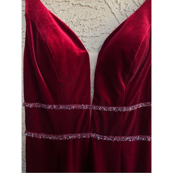 TIFFANY DESIGNS Burgundy Wine Velvet Beaded V Neck Prom Gown Formal Dress Sz 4 - Picture 3 of 12